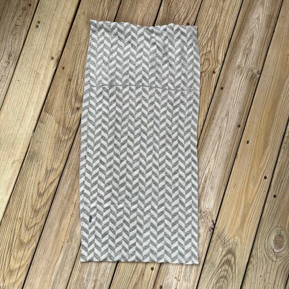 Calvin Klein Women's Silver Chevron Print Infinity Loop Scarf. NEW - Picture 6 of 11